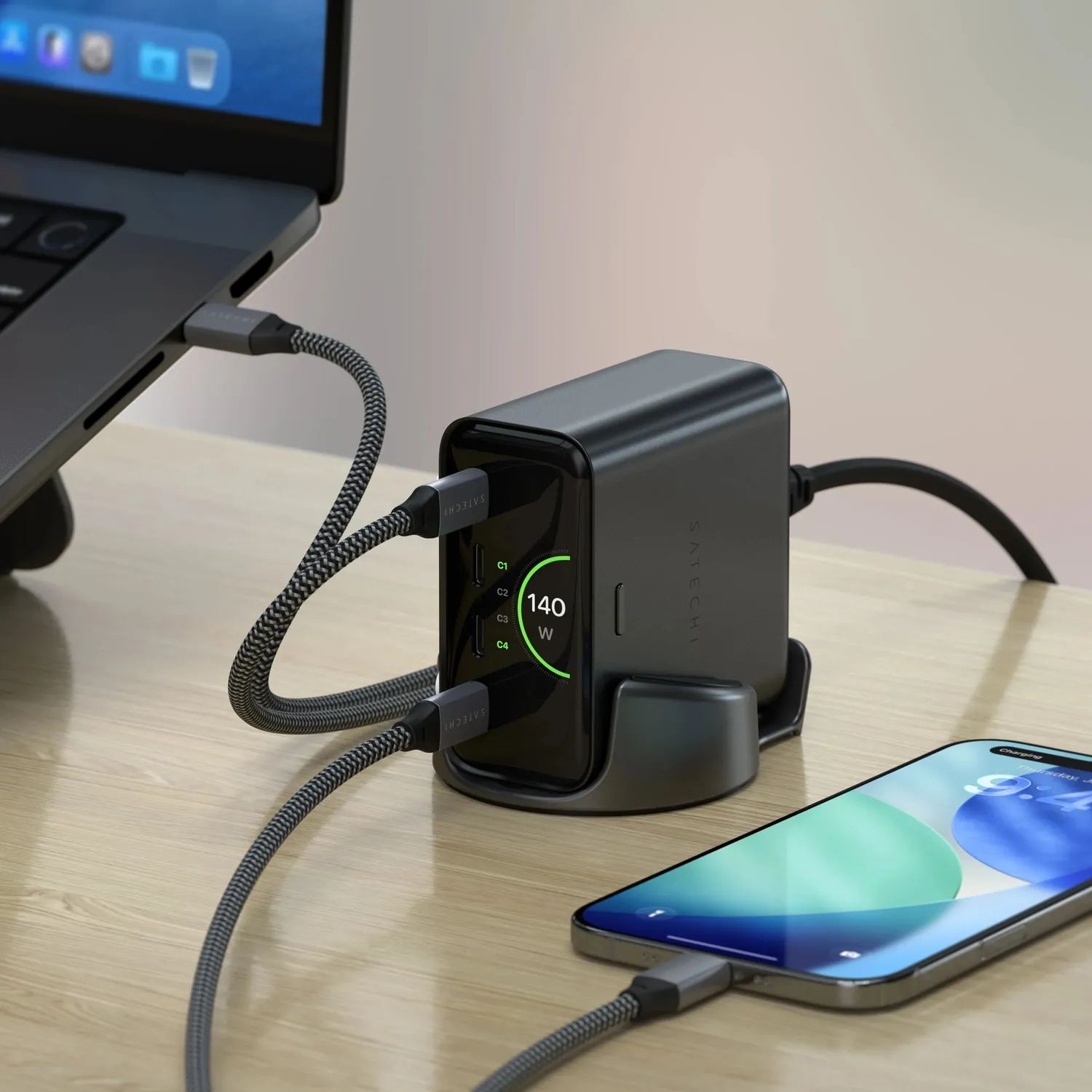 Satechi ChargeView 140W incarcator birou GaN display