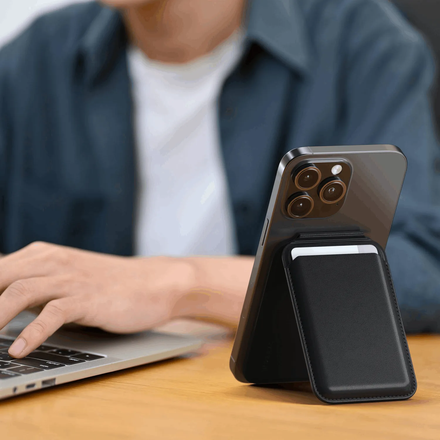 Satechi Vegan portofel magnetic iPhone negru 4 carduri